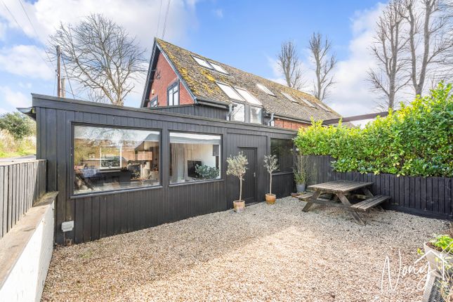 2 bed property, in Littleton SO22, £500,000