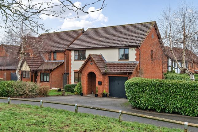 4 bed property, in Courtney Close, £450,000