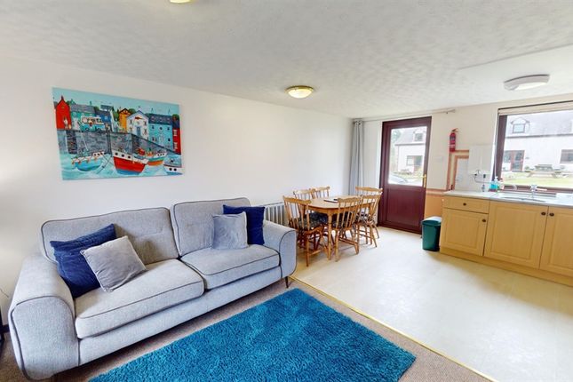 2 bed property, in Kenegie Manor, £80,000