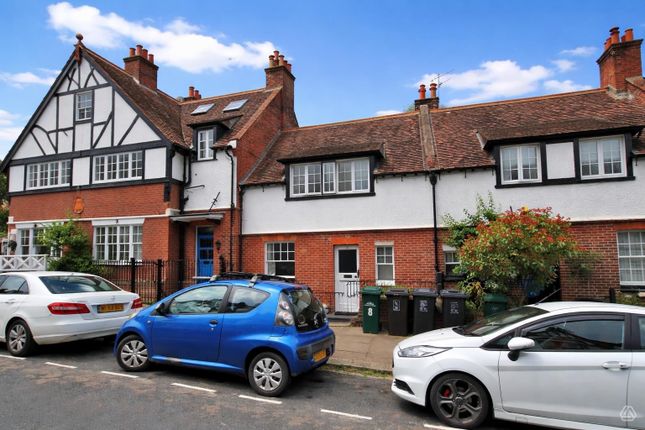 3 bed property, in Lauriston Road, £650,000