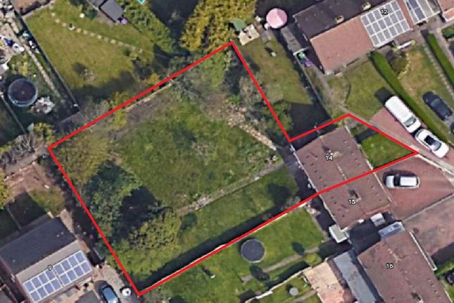 2 bed property, in Rough Hills Close, £190,000