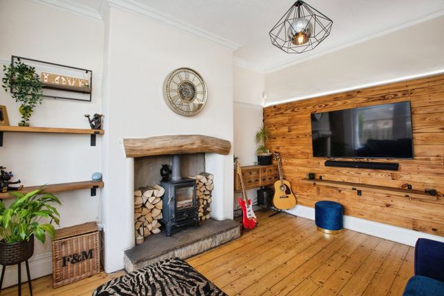 4 bed property, in Newton Street, £200,000