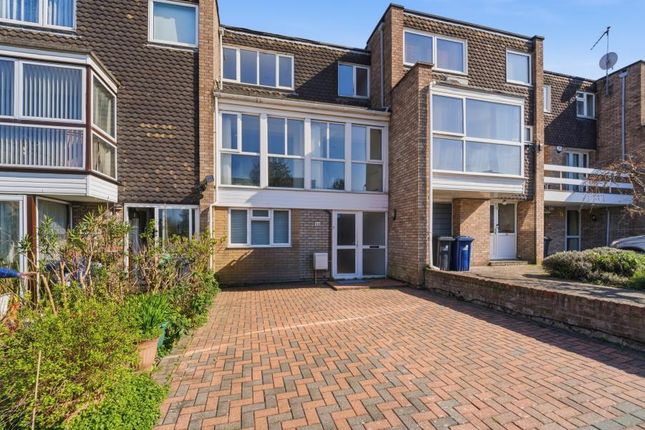 4 bed property, in Templewood, £775,000