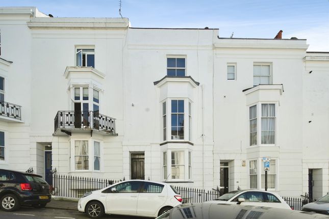 1 bed property, in Montpelier Street, £180,000
