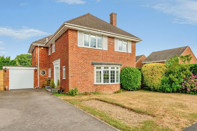 5 bed property, in Fernhill Close, £675,000