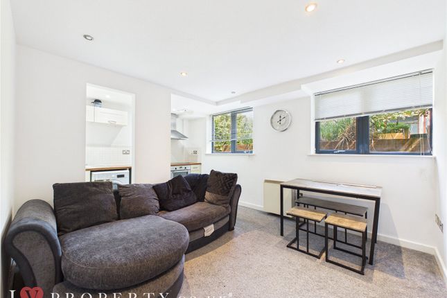 1 bed property, in Moseley Road, £90,000