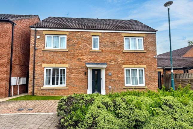 3 bed property, in Red Rose Close, £225,000