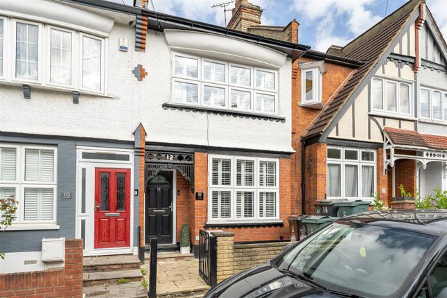 3 bed property, in Lyndhurst Road, £675,000
