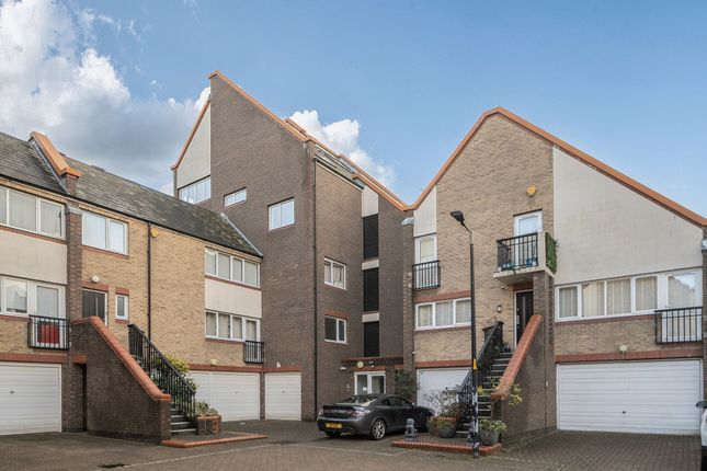 1 bed property, in Admiral Place, £325,000
