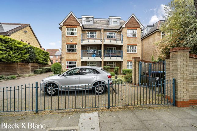 2 bed property, in The Avenue, £450,000