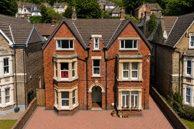 1 bed property, in Clapham Road, £120,000