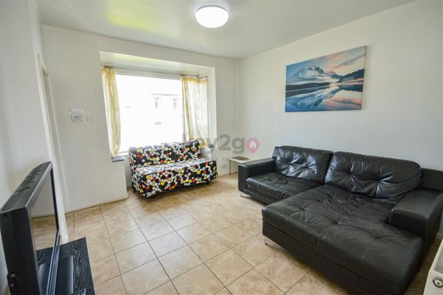 2 bed property, in Duke Street, £160,000
