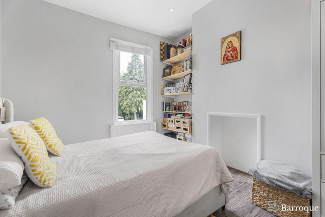 2 bed property, in Stonard Road, £475,000