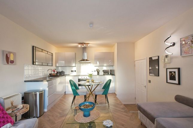 1 bed property, in Calderwood Street, £175,000