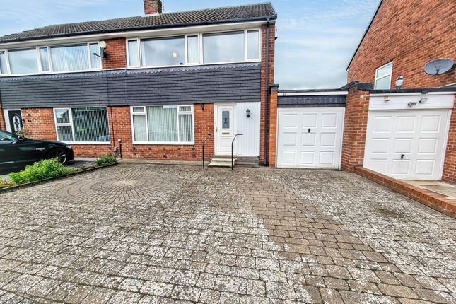 3 bed property, in Broadstone Grove, £215,000