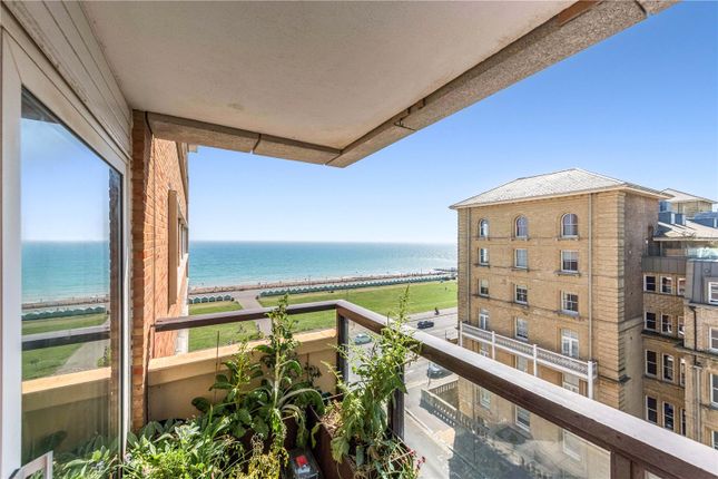 1 bed property, in Queens Gardens, £300,000