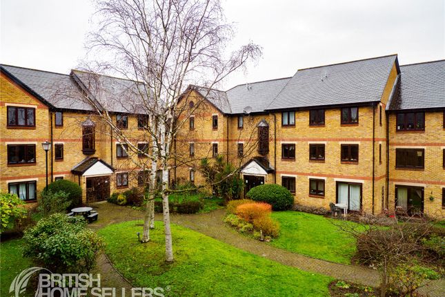 1 bed property, in Riverside Close, £340,000