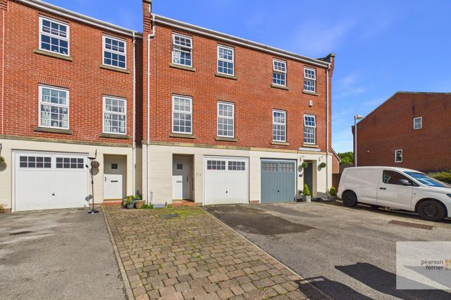 3 bed property, in Kenyon Crescent, £250,000
