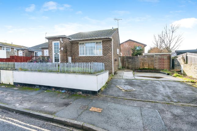 2 bed property, in Brooks Lane West, £250,000