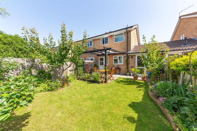 2 bed property, in Homeleaze Road, £325,000