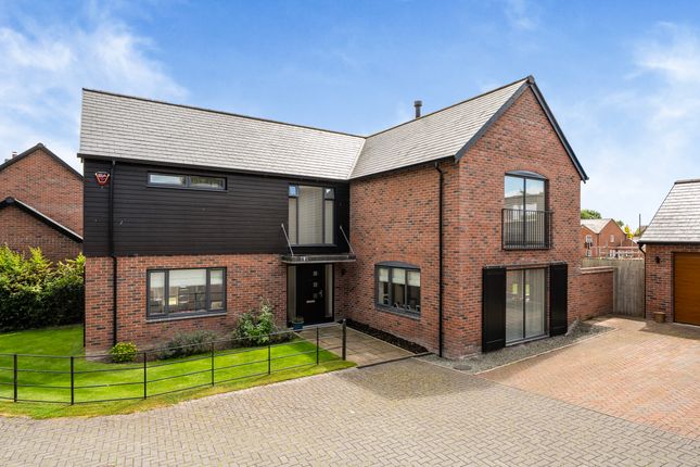 5 bed property, in Knights Grove, £550,000