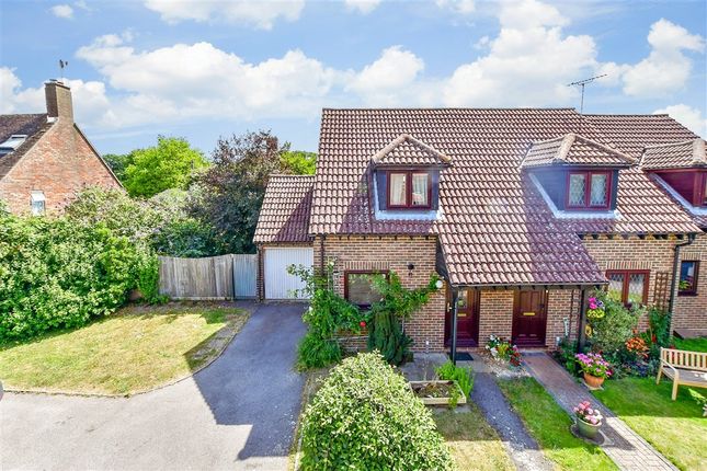 2 bed property, in Oaks Close, £300,000
