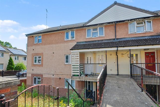 2 bed property, in Luther Close, £110,000