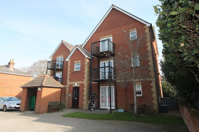 2 bed property, in Victoria Road, £195,000