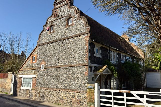 4 bed property, in Reading Street, £600,000
