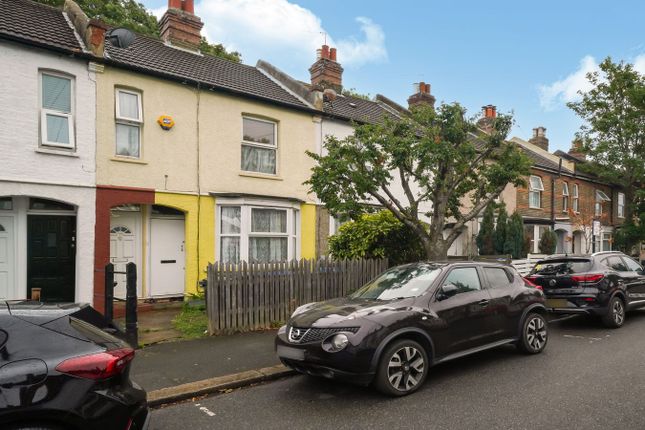 1 bed property, in Lancing Road, £170,000