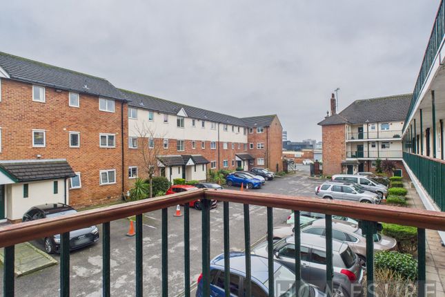 2 bed property, in St. Annes Court, £60,000
