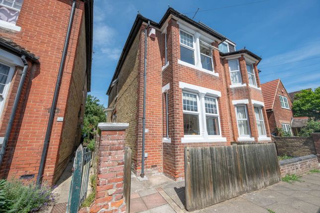 3 bed property, in Mandeville Road, £475,000