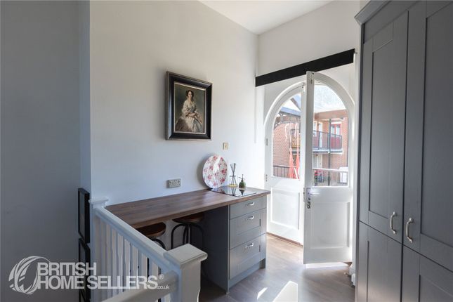 1 bed property, in Woodberry Way, £155,000