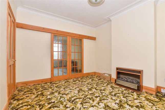 3 bed property, in Clarendon Road, £180,000