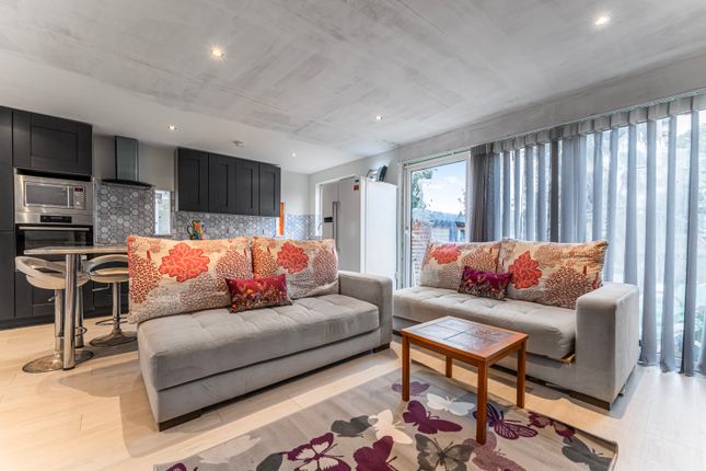 2 bed property, in Home Close, £535,000