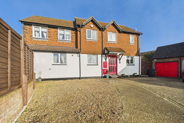 5 bed property, in Lennox Close, £510,000
