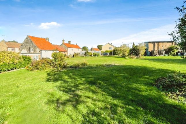 5 bed property, in Long Lane, £475,000