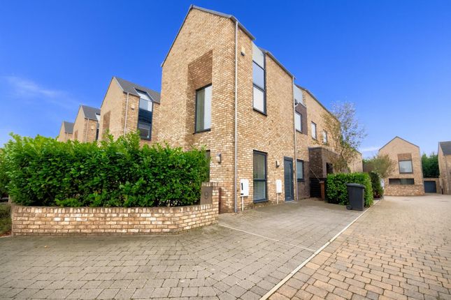 2 bed property, in Marchmont Drive, £235,000