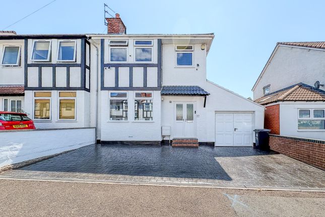 3 bed property, in Braikenridge Road, £450,000