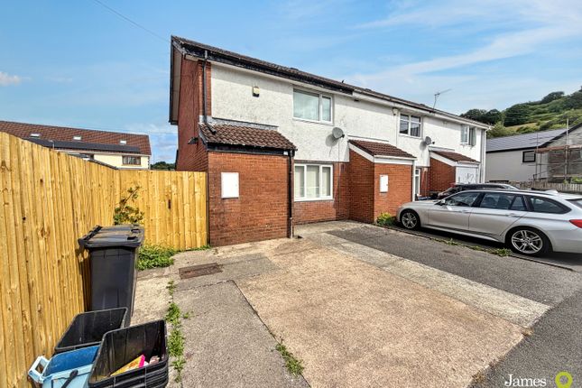 2 bed property, in Castle Street, £130,000