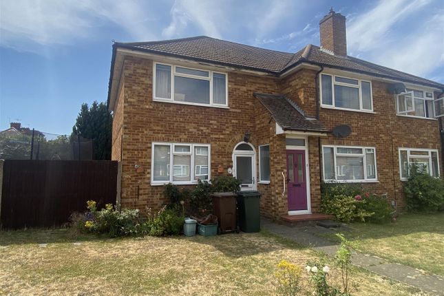 2 bed property, in Manns Close, £325,000