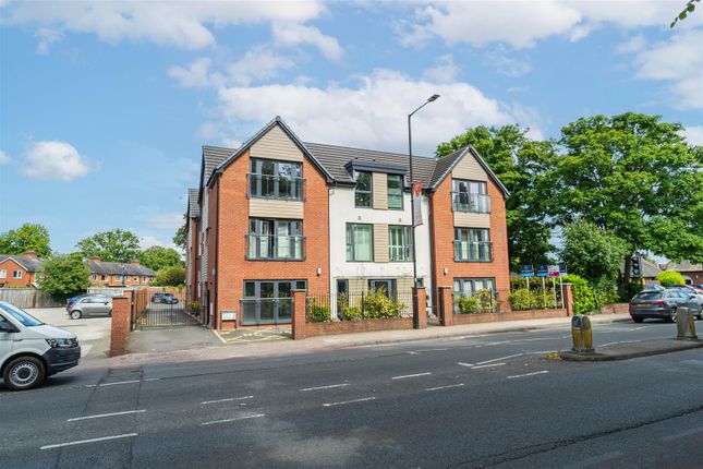2 bed property, in Stratford Road, £195,000