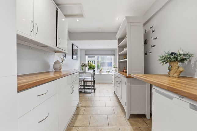 2 bed property, in Charnwood Close, £270,000