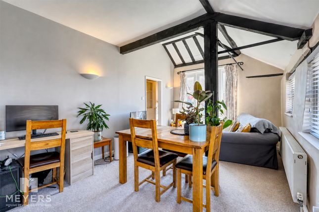 1 bed property, in Bargates, £200,000
