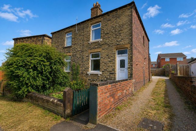 2 bed property, in New Road, £170,000