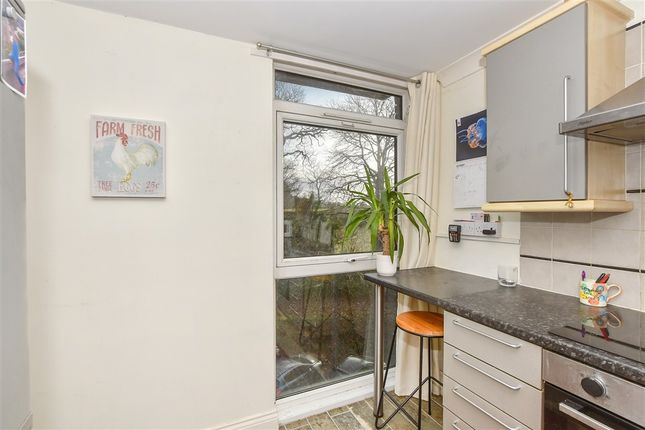 2 bed property, in Sandwich Road, £150,000