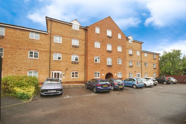 2 bed property, in Snowberry Close, £215,000