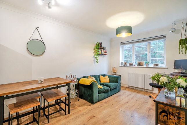 1 bed property, in Hanson Close, £218,000