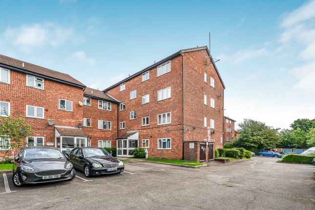 2 bed property, in Maybury Court, £325,000