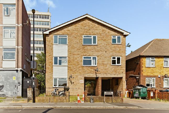 1 bed property, in Bensham Manor Road, £200,000